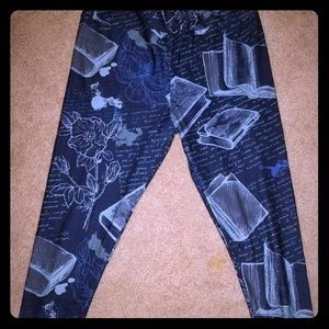 Books Shakespeare floral navy leggings TC